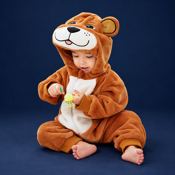 Solis Critter Onesie — Brauner Bär: Flanell-Strampler im Tierdesign mit Kapuze, getragen von einem Baby