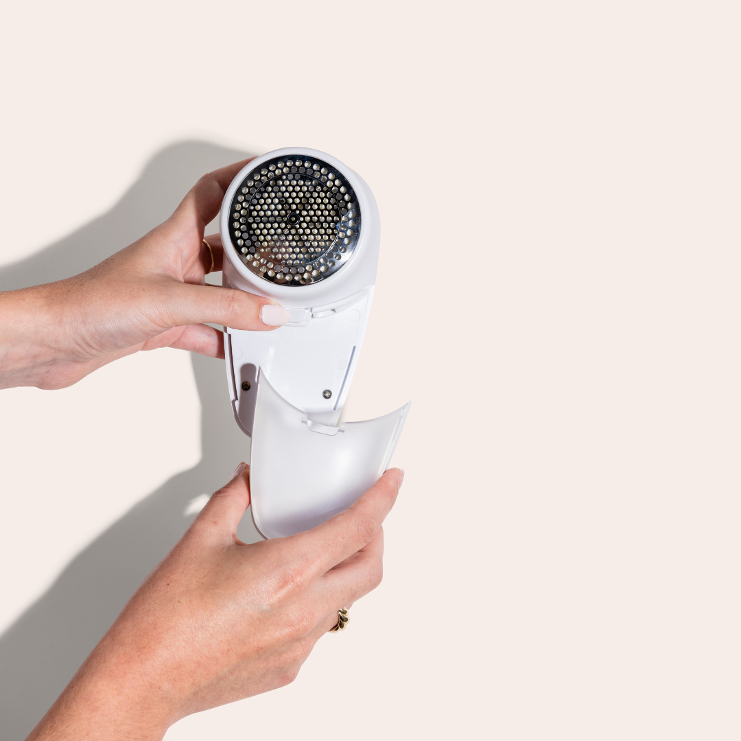 Solis Fuzzaway — emptying the lint collector