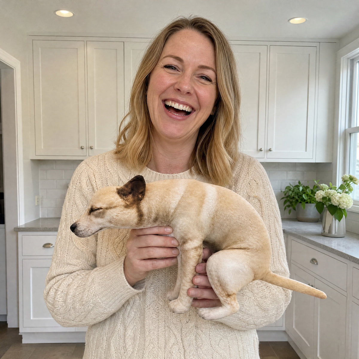 Solis Squatpup — woman holding the 40 cm dog plush in the kitchen